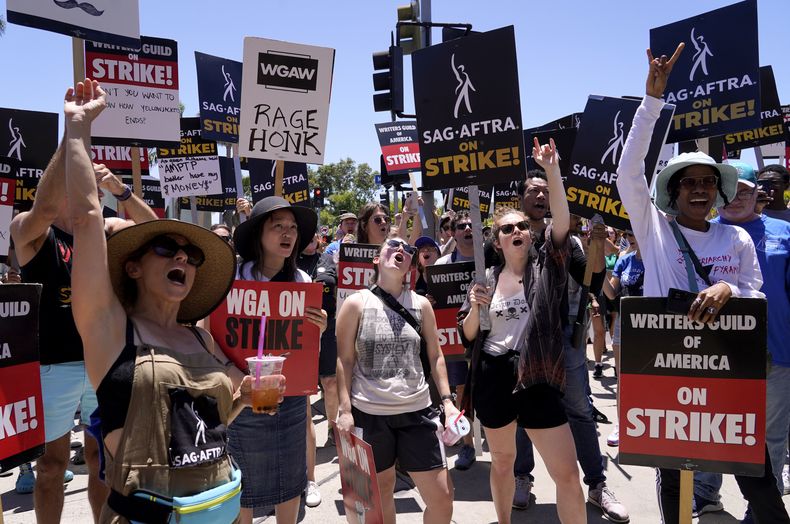 Guionistas y actores en huelga participan en un mitin frente a los estudios Paramount en Los Ángeles el viernes 14 de julio de 2023. (Foto AP/Chris Pizzello)