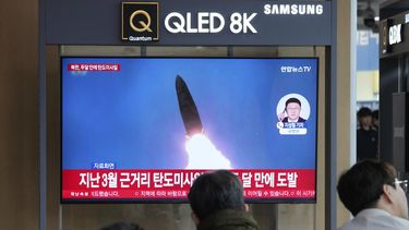 Un televisor muestra una imagen de archivo de un lanzamiento de misil de Corea del Norte durante un noticiero, en una estación de tren de Seúl, Corea del Sur, el jueves 8 de mayo de 2025. (AP Foto/Ahn Young-joon)