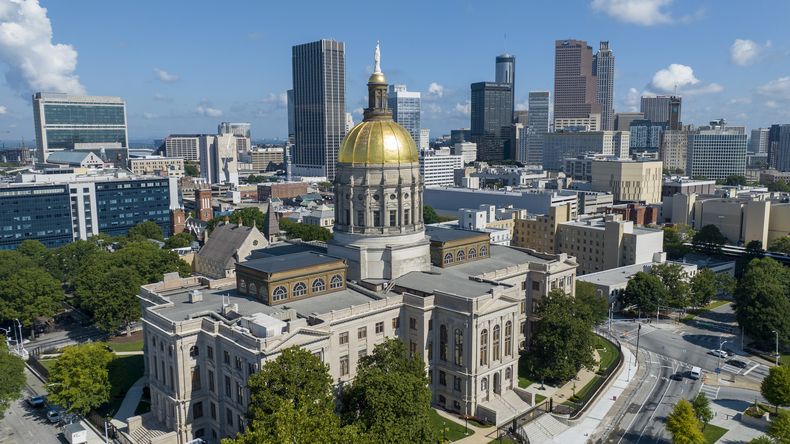 ARCHIVO - El domo de oro del Capitolio de Georgia brilla bajo la luz del sol, el 27 de agosto de 2022, en el centro de Atlanta. (AP Foto/Steve Helber, Archivo)