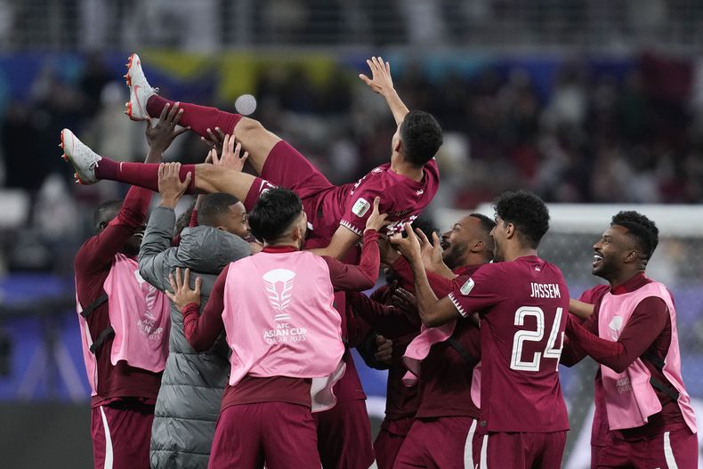 Jugadores de Qatar celebra con su compañero Hasan Al Haydos después de que anotó el gol de la victoria ante China en el Grupo A de la Copa Asiática el lunes 22 de enero del 2024. (AP Foto/Thanassis Stavrakis)