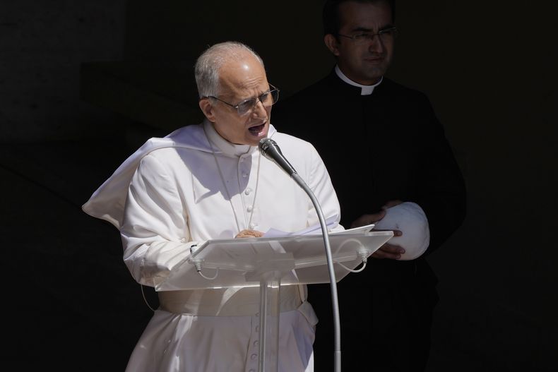 El papa León XIV se dirige a los feligreses reunidos en la plaza frente al Palacio Apostólico para la oración del Angelus, el domingo 20 de julio de 2025, en Castel Gandolfo, Italia. (AP Foto/Gregorio Borgia)