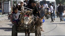 Palestinos huyen del norte de Gaza hacia el sur después de que el ejército israelí emitiera una advertencia de evacuación sin precedentes a una población de más de un millón de personas en el norte de Gaza y la ciudad de Gaza para que buscaran refugio en el sur ante una posible invasión terrestre israelí, viernes 13 de octubre de 2023. (AP Foto/Hatem Moussa)