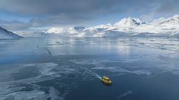 Un barco pasa por una zona en el mar congelado fuera de Nuuk, Groenlandia, el 6 de marzo de 2025. (AP Foto/Evgeniy Maloletka)