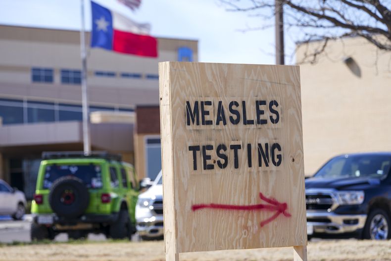 Un letrero al lado de una clínica para hacerse la prueba de sarampión en Seminole, Texas, el 21 de febrero del 2025. (AP foto/Julio Cortez)