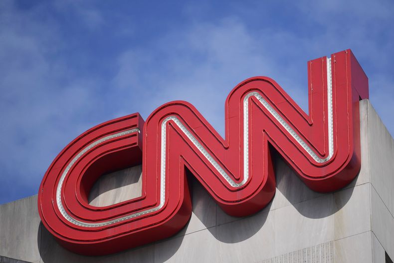 ARCHIVO - El logo de CNN se observa, el 21 de abril 2022, en Atlanta. CNN anunció el miércoles, 10 de julio de 2024, que está eliminando aproximadamente 100 puestos de trabajo y planea debutar sus primeras suscripciones digitales antes de fin de año ya que la cadena de noticias se inclina hacia la reestructuración de su negocio. (AP Foto/Mike Stewart, Archivo)
