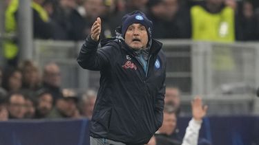 En foto del miércoles 12 de abril del 2023, el técnico del Napoli Luciano Spalletti da instrucciones durante el encuentro de ida de los cuartos de final de la Liga de Campeones ante el AC Milan. El sábado 29 de abril del 2023, le piden a Spalletti que prepare un mensaje ante la posibilidad de que el domingo confirmen el título de la Serie A. (AP Foto/Antonio Calanni)