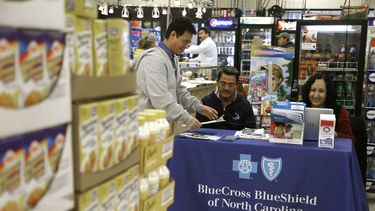 Sondeo AP-NORC: Latinos ven barreras culturales en salud