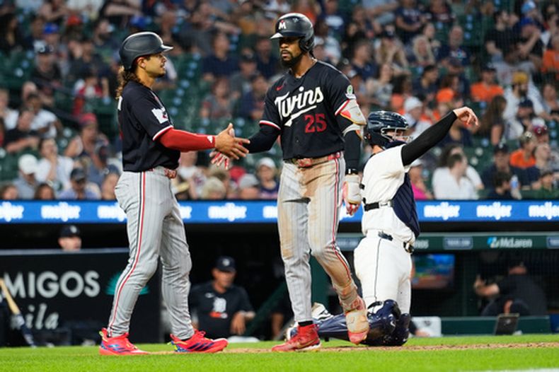 Byron Buxton, derecha, de los Mellizos de Minnesota, celebra su cuadrangular de tres carreras con Austin Martin durante la quinta entrada del juego de béisbol de Grandes Ligas, el miércoles 10 de junio de 2026, en Detroit. (AP Foto/Paul Sancya)