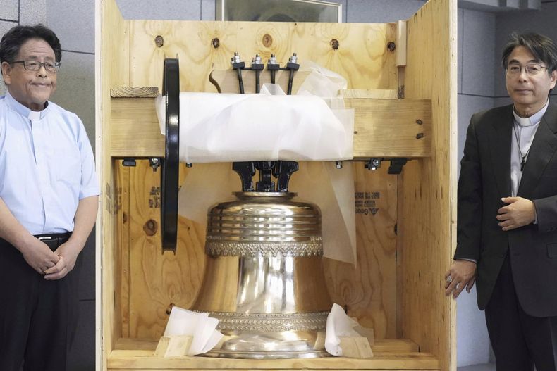 La campana reproducida y devuelta por un grupo de estadounidenses, en la Catedral de Urakami en Nagasaki, Japón, el 15 de mayo del 2025. (Kyodo News via AP)