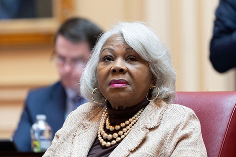 ARCHIVO – La presidenta pro tempore del Senado, Louise Lucas, representante demócrata de Portsmouth, escucha el debate en el pleno del Senado, el 17 de febrero de 2026, en Richmond, Virginia. (AP Foto/Ryan M. Kelly, Archivo)