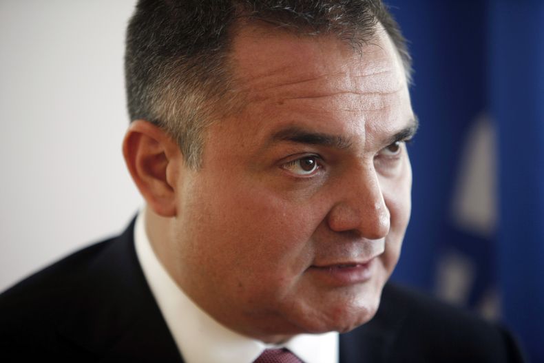 ARCHIVO - Genaro García Luna habla en entrevista con The Associated Press, el 3 de septiembre de 2009, en Ciudad de México. (AP Foto/Darío López-Mills, Archivo)