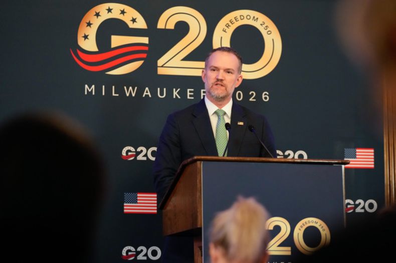 El representante comercial de Estados Unidos, Jamieson Greer, habla en una conferencia de prensa el 1 de octubre de 2026, en la reunión del G20 en Milwaukee, Wisconsin. (AP Foto/Kayla Wolf)