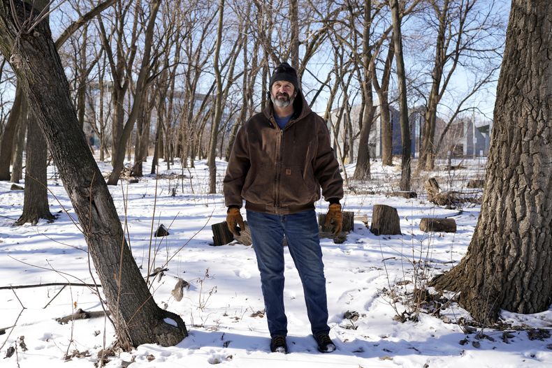 Eric Anderson, un técnico de ciencias biológicas del Servicio de Parques Nacionales de EEUU, que fue despedido la semana pasada, posa para una foto el jueves 20 de febrero de 2025 en Chicago. (AP Foto/Nam Y. Huh)