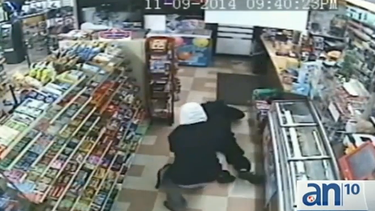 americateve | Estos dos sospechosos son bien peligrosos están armados y las autoridades presumen que son los autores de al menos otros seis robos.