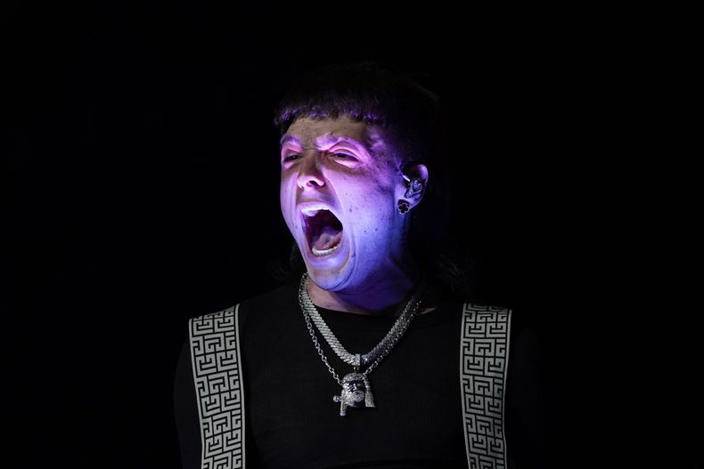 El cantante mexicano Peso Pluma durante su concierto el el Foro Sol de la Ciudad de México el sábado 11 de noviembre de 2023. (Foto AP/Aurea Del Rosario)