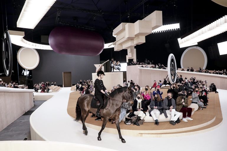 Nieta de Grace Kelly desfila a caballo para Chanel