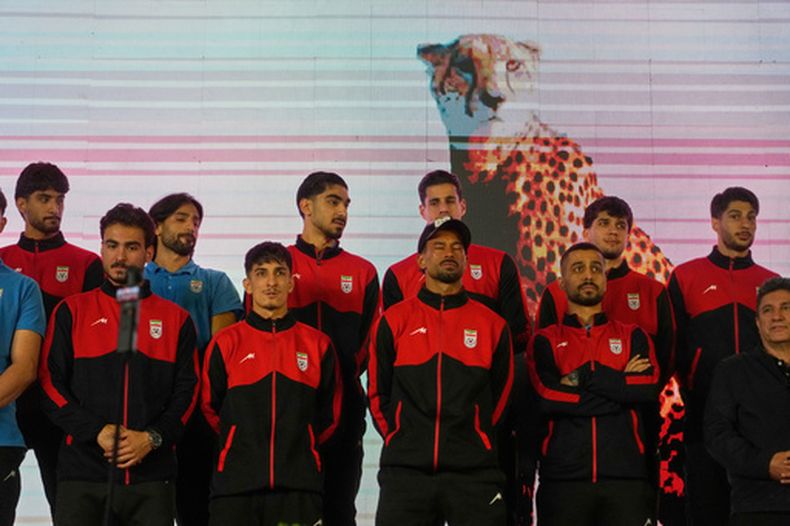 Jugadores de la selección de Irán saludan a la afición durante un evento organizado para el gobierno antes de que el equipo se dirija a su campamento y juegos de preparación en Turquía antes de la Copa Mundial el miércoles 13 de mayo del 2026. (AP Foto/Vahid Salemi)