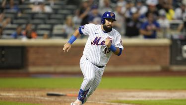 El venezolano Luis Guillorme de los Mets de Nueva York recorre las bases tras su sencillo en la décima entrada ante los Dodgers de Los Ángeles el domingo 16 de julio del 2023. (AP Foto/Seth Wenig)