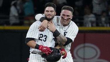 Andrew Benintendi (izquierda), de los Medias Blancas de Chicago, celebra con Korey Lee su sencillo que definió el encuentro ante los Angelinos de Los Ángeles, el miércoles 25 de septiembre de 2024 (AP Foto/David Banks)