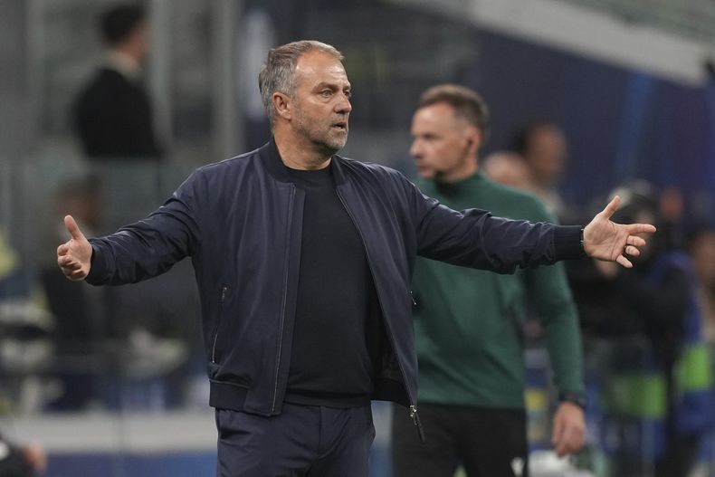 El entrenador del Barcelona Hansi Flick reacciona durante el duelo de vuelta de las semifinales de la Liga de Campeones ante el Inter de Milán el martes 6 de mayo del 2025. (AP Foto/Antonio Calanni)