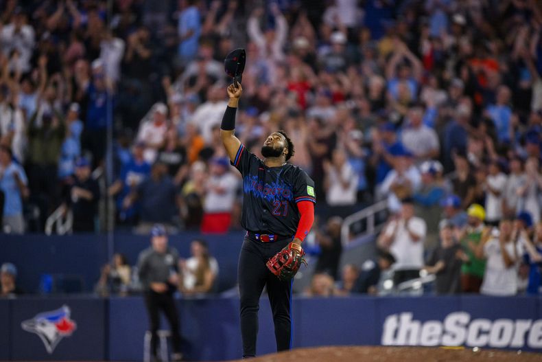 El dominicano de los Azulejos de Toronto Vladimir Guerrero Jr. celebra traa vencer a los Orioles de Baltimore el jueves 8 de agosto del 2024. (Christopher Katsarov/The Canadian Press via AP)
