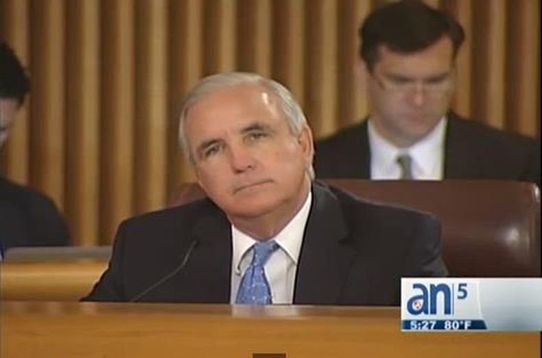 Comisión del Condado anuló el veto del alcalde Carlos Giménez que pretendía no devolver a los integrantes de los sindicatos el 5 % de contribución adicional al seguro de salud.