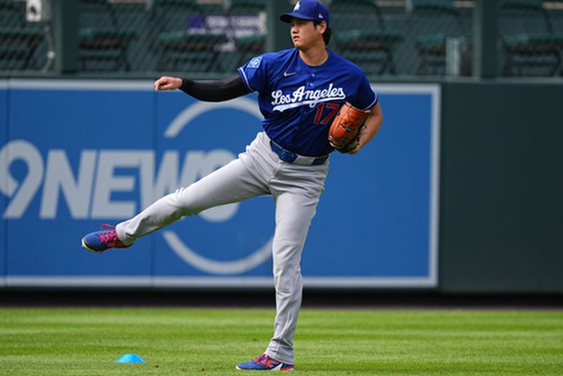 Shohei Ohtani de los Dodgers de Los Angeles, calienta antes de un juego de béisbol contra los Rockies de Colorado el martes 18 de agosto de 2026, en Denver. (AP Photo/David Zalubowski)