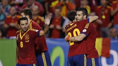 americateve | El jugador de la selecci&oacute;n de Espa&ntilde;a, Alvaro Negredo, derecha, es felicitado por sus compa&ntilde;eros tras anotar un gol contra Georgia en las eliminatorias europeas el martes, 15 de octubre de 2013, en Albacete, Espa&ntilde;a. (AP Photo/Fe