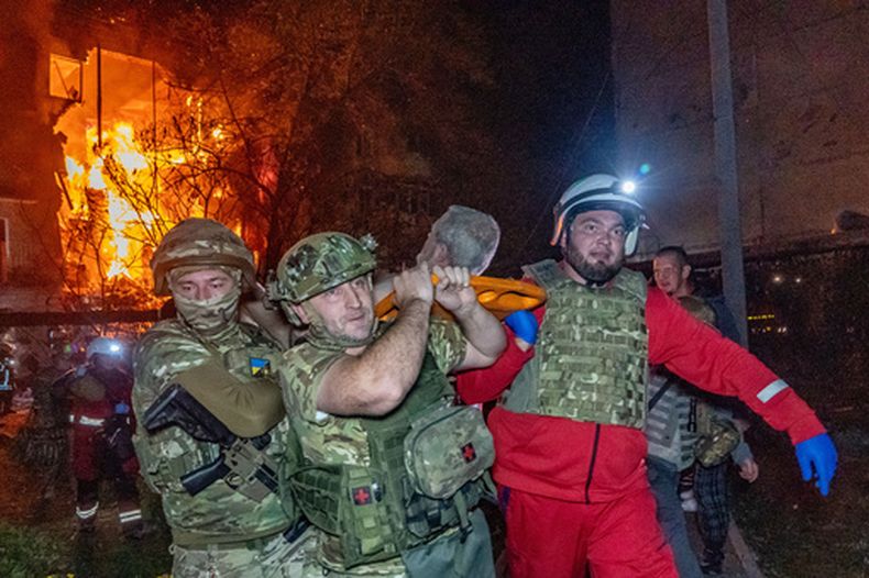 Rescatistas evacúan a un civil en medio de un ataque ruso contra Járkiv, Ucrania, el 13 de octubre del 2026. (AP foto/Andrii Marienko)