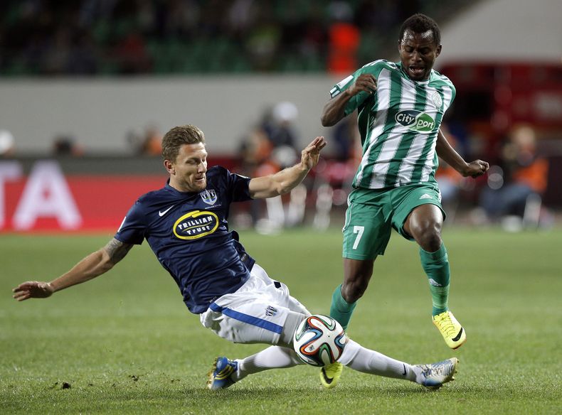 Deo Kanda, del Raja Casablanca, a la derecha, y  James Pritchett, del Auckland City FC, disputan el bal&oacute;n durante el partido inaugural del Mundial de Clubes en Agadir, Marruecos, el mi&eacute;rcoles 11 de diciembre de 2013. Raja gan&oacute; 2-1 y s