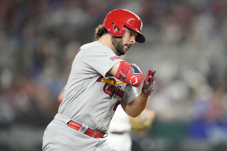 Alec Burleson, de los Cardenales de San Luis, festeja al recorrer las bases tras conectar un jonrón en el juego del miércoles 7 de junio de 2023, ante los Rangers de Texas (AP Foto/Jim Cowsert)