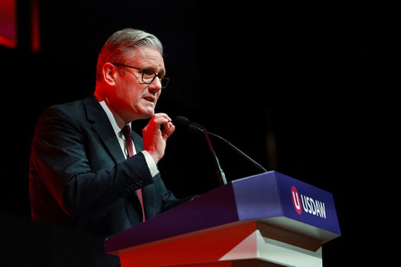 El primer ministro británico, Keir Starmer, ofrece un discurso en el noroeste de Inglaterra, Reino Unido, el lunes 27 de abril de 2026. (Temilade Adelaja/Pool Foto via AP)