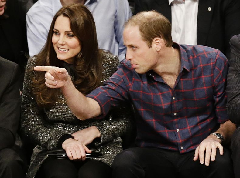 El pr&iacute;ncipe Guillermo de Gran Breta&ntilde;a y su esposa Catalina, la duquesa de Cambridge, observan el partido del lunes 8 de diciembre de 2014, entre los Cavaliers de Cleveland y los Nets de Brooklyn en Nueva York (AP Foto/Frank Franklin II)
