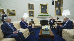 El presidente Joe Biden, al fondo, conversa con el líder de la minoría del Senado, Mitch McConnell; el presidente de la Cámara Baja, Kevin McCarthy, y el líder de la mayoría del Senado, Chuck Schumer, durante una reunión para examinar el límite de la deuda en la Oficina Oval de la Casa Blanca, en Washington, el martes 9 de mayo de 2022. (AP Foto/Evan Vucci)