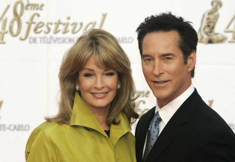 ARCHIVO - Los actores Deidre Hall, izquierda, y Drake Hogestyn de la serie de televisión Days of Our Lives aparecen durante el 48º festival de televisión de Montecarlo en Mónaco el 8 de junio de 2008. Hogestyn, quien interpretó a John Black durante casi cuatro décadas en Days of Our Lives murió de cáncer de páncreas a los 70 años. (Foto AP/Lionel Cironneau, archivo)
