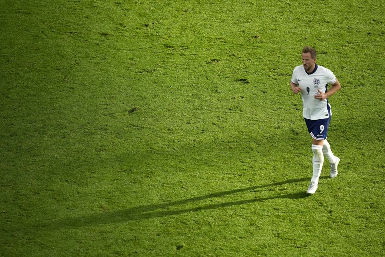 El inglés Harry Kane camina para salir del campo tras ser sustituido en el encuentro ante Dinamarca en el Grupo C de la Euro 2024 el jueves 20 de junio del 2024.(AP Foto/Darko Vojinovic)