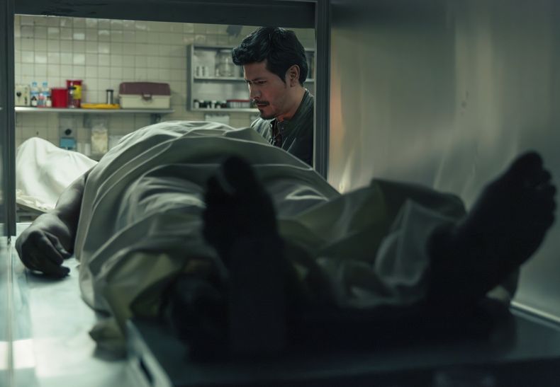 Esta imagen difundida por Netflix muestra a Harold Torres en una escena de Gringo Hunters. (Carla Danieli/Netflix via AP)