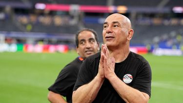 Hossam Hassan, seleccionador de Egipto, festeja la victoria por penales sobre Australia en el Mundial, el viernes 3 de julio de 2026 (AP Foto/Tony Gutiérrez)