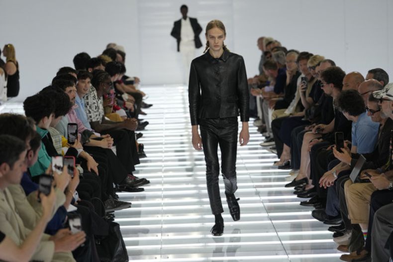 Una modelo luce una creación de la colección masculina Primavera/Verano 2027 de Prada presentada en Milán, Italia, el domingo 21 de junio de 2026. (Foto AP/Luca Bruno)