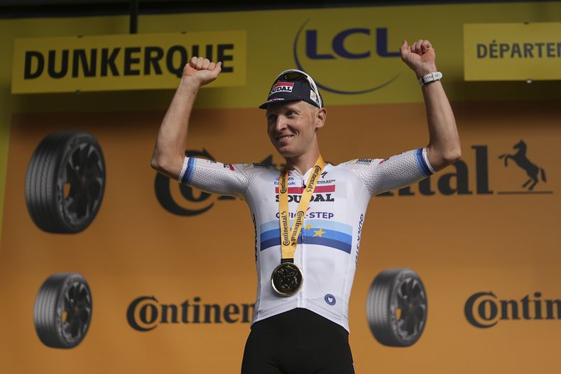 El belga Tim Merlier celebra en el podio tras ganar la tercera etapa del Tour de Francia entre Valenciennes y Dunkerque el lunes 7 de julio del 2025. (AP Foto/Thibault Camus)