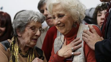 americateve | Estela de Carlotto, presidenta de la organizaci&oacute;n Abuelas de la Plaza de Mayo, derecha, reacciona en una conferencia de prensa el martes, 5 de agosto de 2014, en Buenos Aires.(AP Photo/Victor R. Caivano)