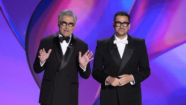Los anfitriones Eugene Levy, izquierda, y Dan Levy hablan durante la 76a entrega de los premios Emmy el domingo 15 de septiembre de 2024 en el Teatro Peacock de Los Ángeles. (Foto AP/Chris Pizzello)