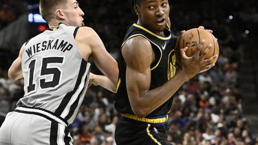 Warriors superan a Spurs y conservan 3er sitio