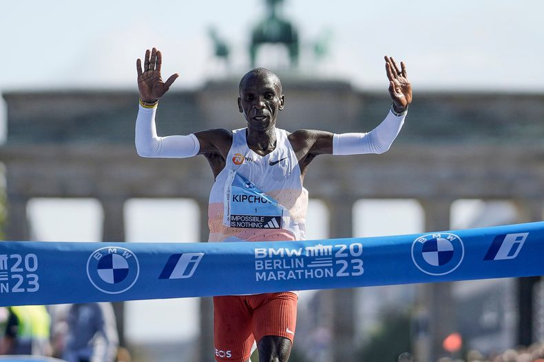 ARCHIVO - El keniano Eliud Kipchoge cruza la meta para llevarse la victoria en el maratón de Berlín, el 24 de septiembre de 2023. (AP Foto/Markus Schreiber)