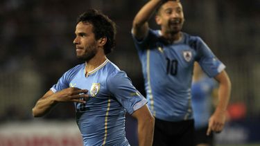 americateve | El uruguayo &Aacute;lvaro Gonz&aacute;lez festeja luego de anotar un gol contra Chile, durante un encuentro amistoso celebrado el martes 18 de noviembre de 2014 en Santiago (AP Foto/Luis Hidalgo)