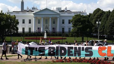 ARCHIVO - Activistas climáticos se concentran frente a la Casa Blanca en Lafayette Square, el 4 de julio de 2023, en Washington, para exigir al presidente Joe Biden que declare una emergencia climática y que aparte al país de los combustibles fósiles lo antes posible. Tras el bloqueo del Congreso, Biden hará uso de la autoridad ejecutiva para crear un Cuerpo Climático Estadounidense al estilo del New Deal que servirá como un importante programa de formación para empleos verdes. (AP Foto/Yuri Gripas, Archivo)