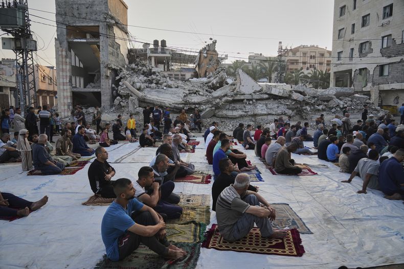 Palestinos se reúnen para rezar por el Eid al-Adha, o fiesta del sacrificio, junto a las ruinas de una mezquita destruida en un bombardeo israelí, en Deir al-Balah, Gaza, el 6 de junio de 2025. (AP Foto/Abdel Kareem Hana)