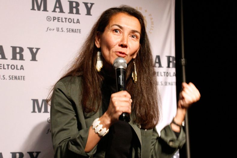 ARCHIVO - Mary Peltola, una demócrata que aspira a un escaño en el Senado de Estados Unidos por Alaska, se dirige a sus simpatizantes durante una reunión para seguir los resultados electorales el 18 de agosto de 2026, en Anchorage, Alaska. (Foto AP/Mark Thiessen, archivo)