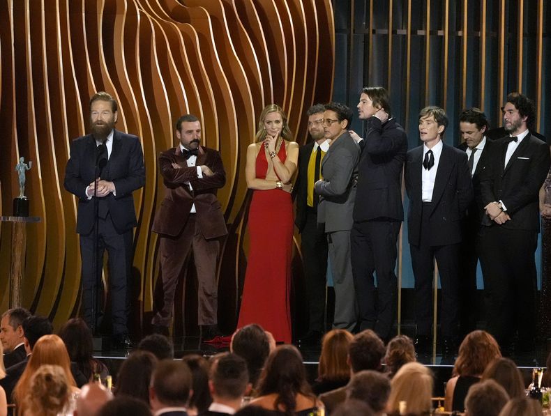 Kenneth Branagh, de izquierda a derecha, David Krumholtz, Emily Blunt, Alden Ehrenreich, Robert Downey Jr., Josh Hartnett, Cillian Murphy, Casey Affleck, y Benny Safdie reciben el premio a mejor elenco en una pelócula por Oppenheimer en la 30a entrega anual de los Premios SAG del Sindicato de Actores de la Pantalla el sábado 24 de febrero de 2024 en el Shrine Auditorium en Los Ángeles. (Foto AP/Chris Pizzello)