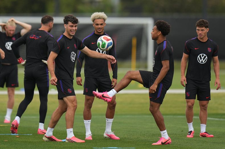 Giovanni Reyna, al centro a la izquierda, y sus compañeros de la selección de Estados Unidos, Antonee Robinson, al centro, y Tyler Adams durante la sesión de entrenamiento del equipo de cara a su duelo de dieciseisavos de final ante Bosnia y Herzegovina en el Mundial, el lunes 29 de junio de 2026, en Irvine, California. (AP Foto/Andre Penner)